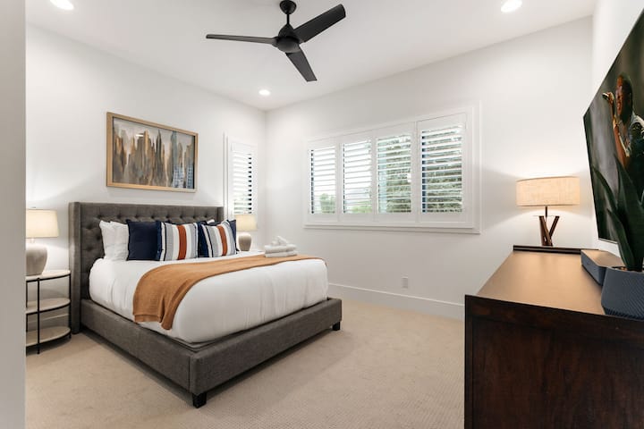 5th Bedroom featuring a Queen bed, smart TV, and a closet.