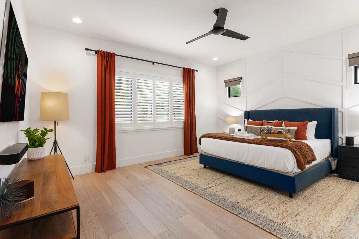 Dormitorio principal con cama tamaño king, TV inteligente y baño privado con un gran vestidor.