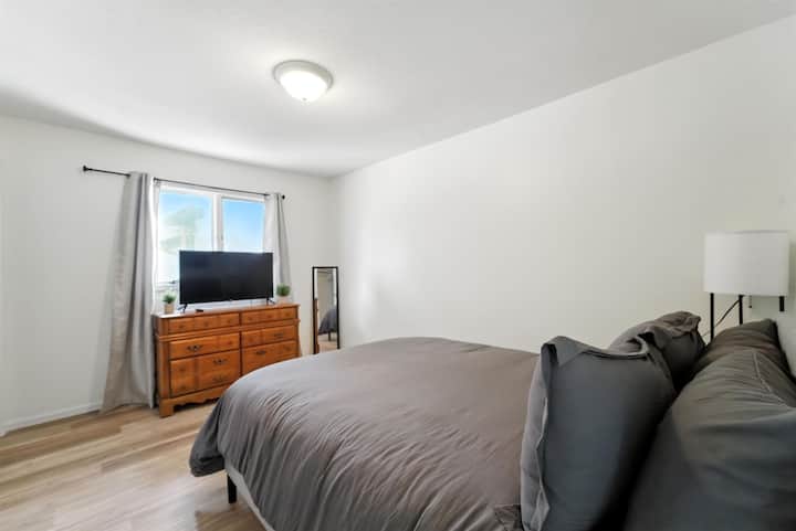 חדר השינה הזה נמצא בקומה השנייה עם הרבה פרטיות ומיטת קווין סייז. טלוויזיה וחדר רחצה פרטי צמוד.