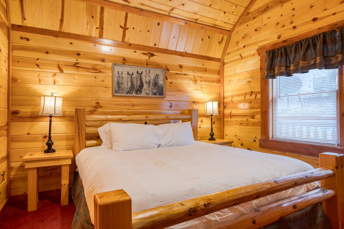 Спалня 6 разполага с двойно легло, телевизор и самостоятелна баня.