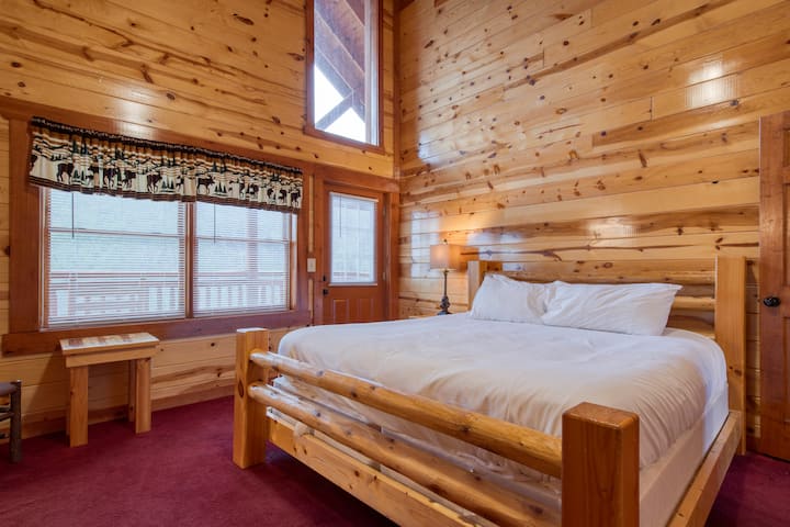 Во спалната соба 3 има брачен кревет (широк 150-179 см), телевизор и сопствена бања.