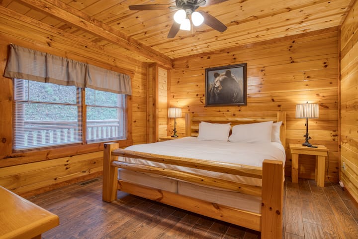 Спалната соба 2 има брачен кревет, телевизор и сопствена бања.