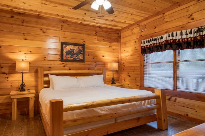 Во спалната соба 1 има брачен кревет (широк 150-179 см), телевизор и сопствена бања.