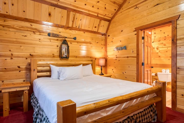 Спалната соба 5 има брачен кревет, телевизор и сопствена бања.