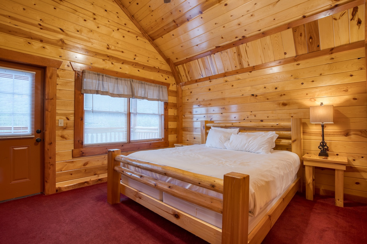 Спалня 4 има суперголямо двойно легло, телевизор и самостоятелна баня.