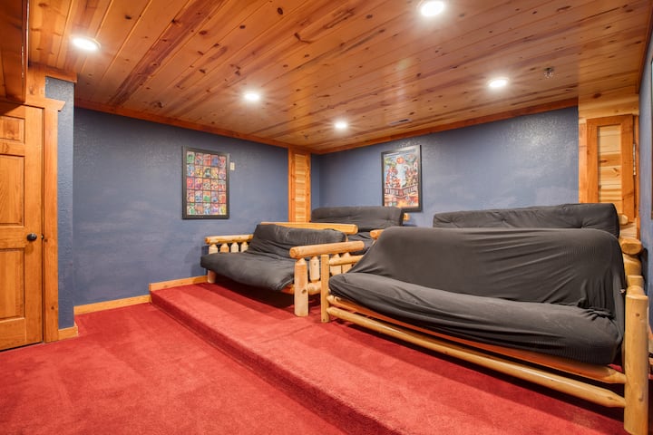 Во собата за кино има четири футони во целосна големина за дополнителен простор за спиење.