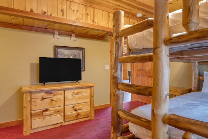 Во спалната соба 7 има брачен кревет на спрат, телевизор и сопствена бања.