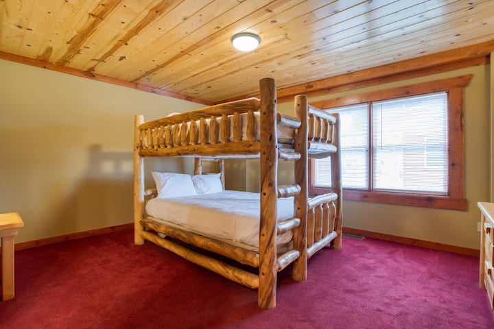 Во спалната соба 8 има брачен кревет на спрат, телевизор и сопствена бања.