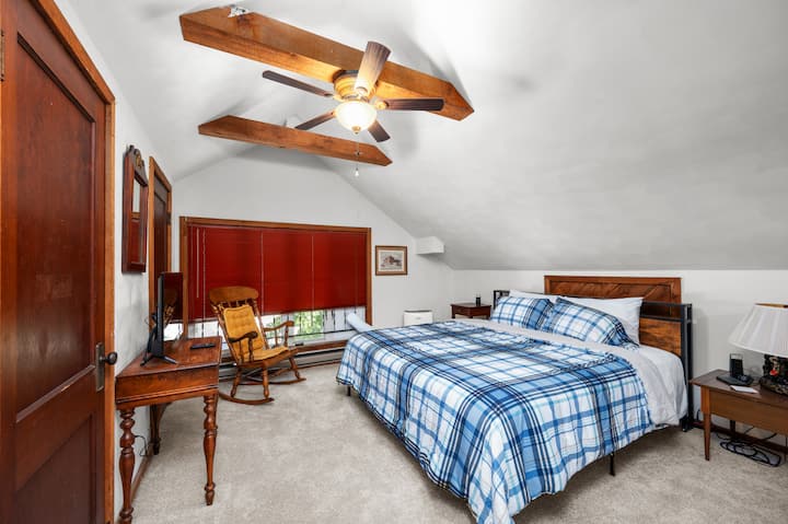 Спална соба 5 - во таванската соба се наоѓаат два плишани брачни кревета со гардеробер и простор за складирање во плакарот, биро и паметен телевизор. Два прозорци за ладење се поставени во близина на секоја страна од креветот на спротивните краеви на таванот за собата да биде ладна и удобна во текот на летото