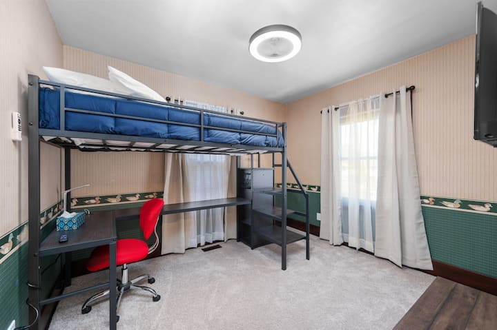 Спална соба 3 - брачен кревет (широк 150-179 см) со големо биро и страничен гардеробер со висечки простор за складирање и паметен телевизор!