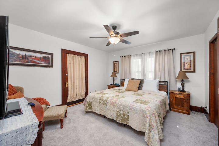 Главна спална соба 1 - брачен кревет (широк 150-179 см) со плакар во целосна големина, гардеробер и паметен телевизор