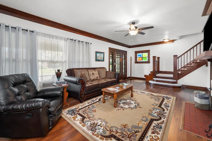 Beautiful 1923 Craftsman 5 Min To Dt Garage 6beds! - Rock Island, IL