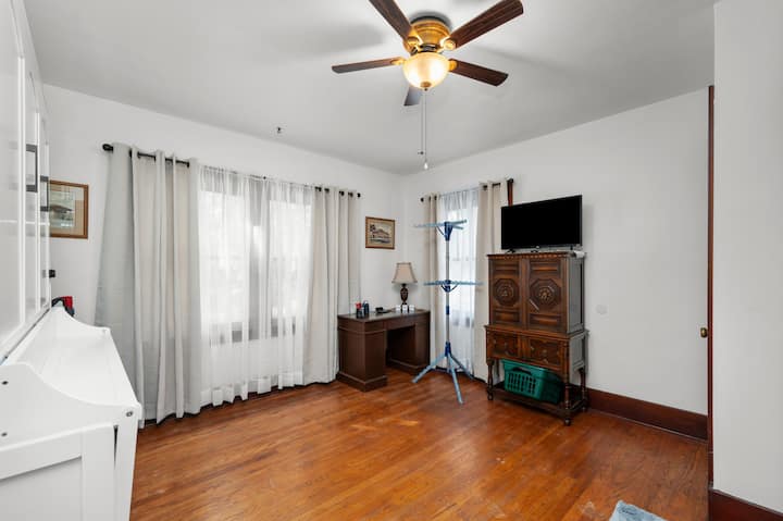 Спална соба 4 - склопете го брачниот кревет „Марфи“ со пристап до машина за перење и сушење алишта, гардеробер, биро или простор за преклопување и паметен телевизор