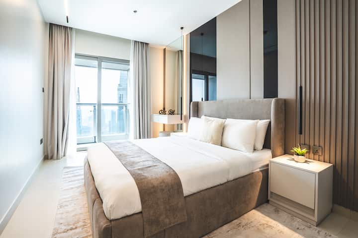 Elegante cuarto dormitorio con una cómoda cama, armario empotrado y una decoración refinada, con acceso directo al balcón para un toque de serenidad.