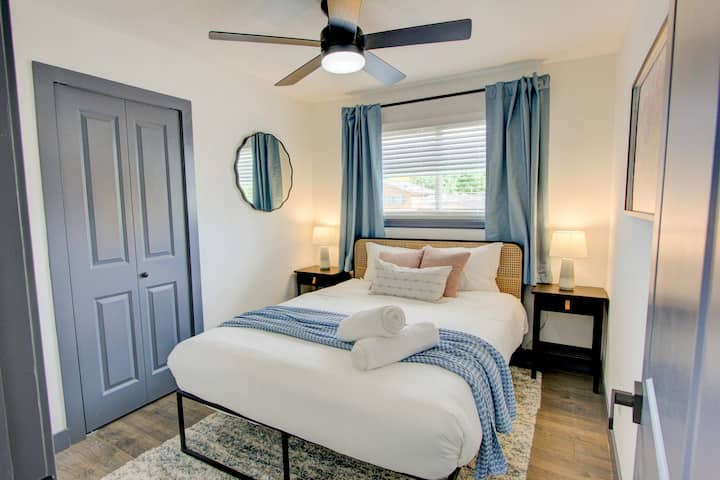 Третата спална соба на горниот кат има брачен кревет (широк 150-179 см). 