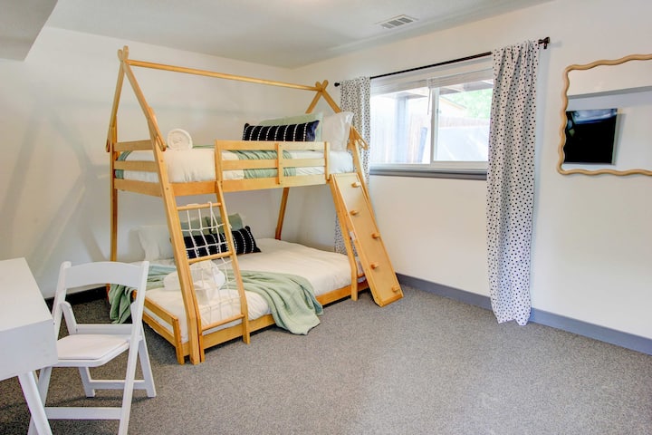 Во спалната соба во подрумот има забавен кревет со брачен кревет (широк 150-179 см) и близнак!
