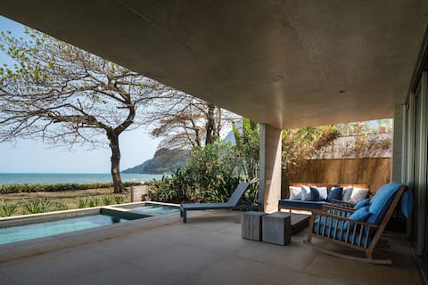 Beachfront house with pool in Guaecá