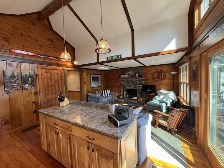 ห้องนั่งเล่นพร้อมเตาผิง 