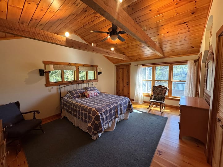 ห้องนอนใหญ่ในตัว - นอนได้ 2 คน วิวทะเลสาบ 