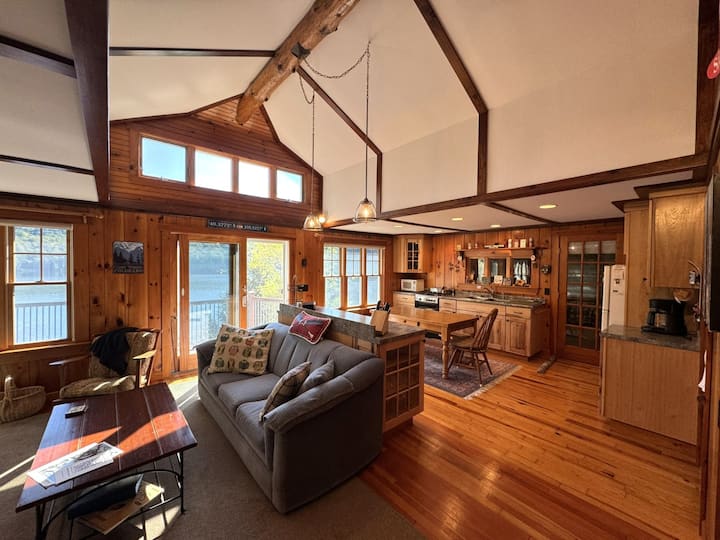 ห้องนั่งเล่น/ห้องรับประทานอาหารและห้องครัวจนถึงดาดฟ้าด้านหลังหันหน้าไปทางทะเลสาบ 