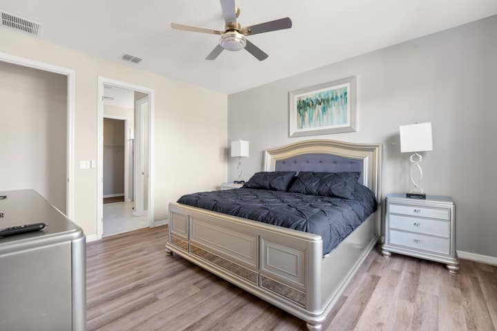 Საძინებელი 1 - დიდი საწოლი ცალკე შესასვლელით მთავარ სააბაზანოში (დაბლა).