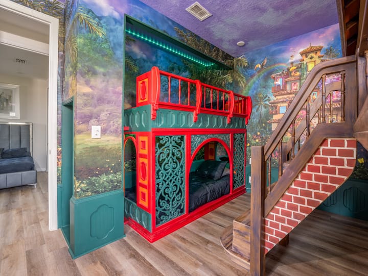 Encanto-ს თემატური საძინებელი 2 ორსართულიანი საწოლით