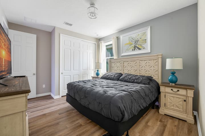 Საძინებელი 6 - საწოლი ჯეკ ‑ ენ ‑ ჯილთან ერთად, რომელიც დაკავშირებულია საძინებელთან 7