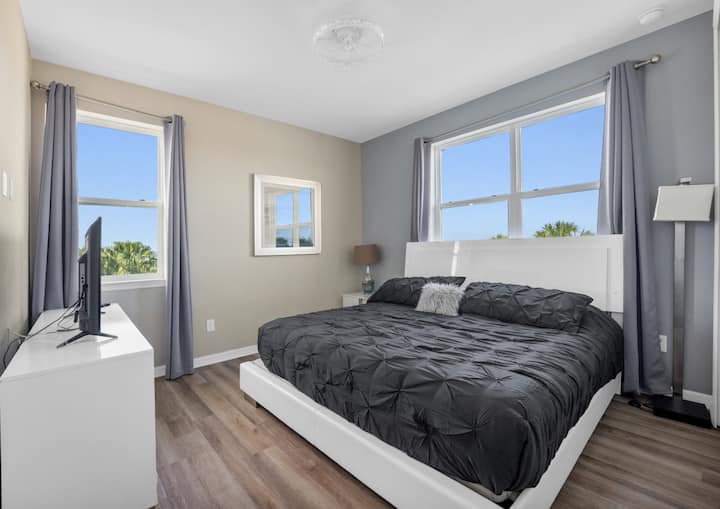 Საძინებელი 3 - საწოლი ჯეკ ‑ ენ ‑ ჯილთან ერთად, რომელიც დაკავშირებულია Encanto ‑ ს თემატურ საძინებელთან