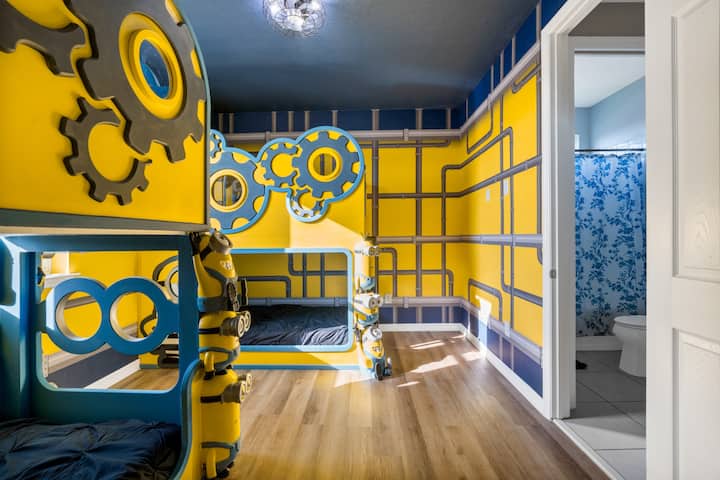 Მინიონების თემატური საძინებელი 2 ორსართულიანი საწოლით