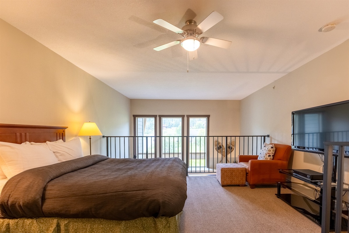 Queen Bed in the Loft l Smart TV