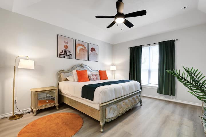 ห้องนอนหลักพร้อมเตียงขนาดคิงไซส์!