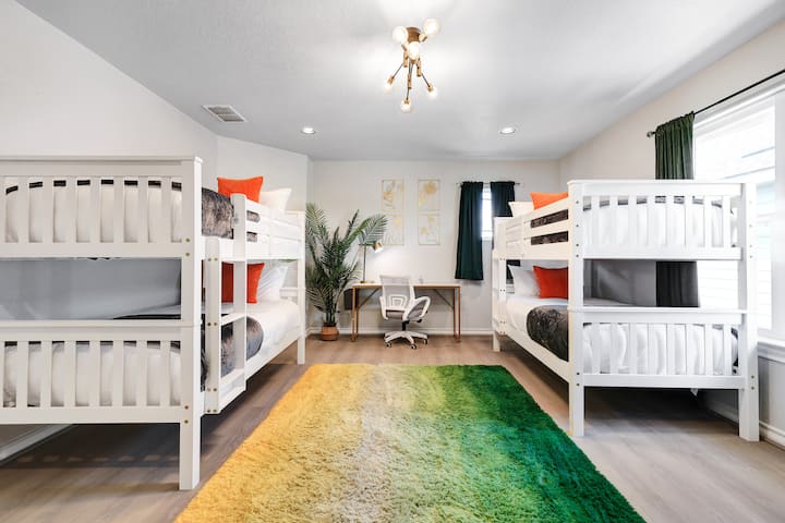 ห้องนอนที่ 5 มีเตียงแฝด 4 เตียง (เตียงสองชั้น 2 เตียง) มีพื้นที่ทำงานเฉพาะ