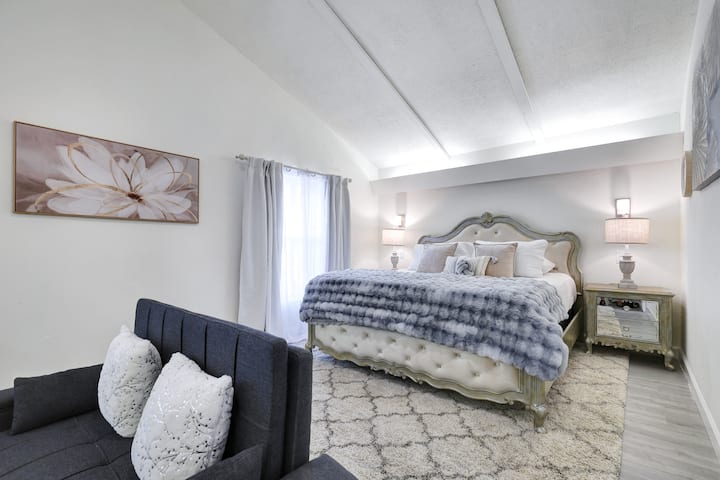 חדר שינה ראשי עם מיטת קינג סייז!