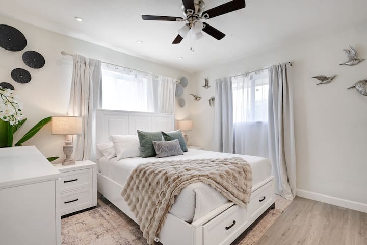 חדר שינה שני עם מיטת קווין סייז.