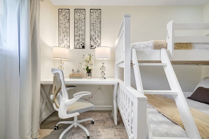 האם אתה צריך לסיים קצת עבודה? אין בעיה, אנחנו דואגים לכם! יש לנו תחנת עבודה + כיסא ארגונומי