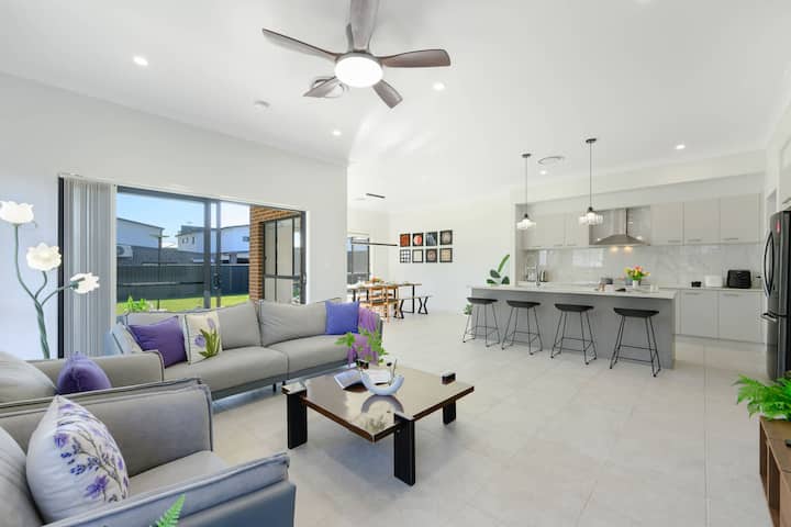 5br Home Near Liverpool Leppington & Airport - Sydney