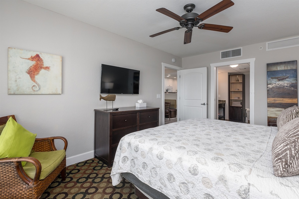 Mastersuite (kingsize bed) met uitzicht op Intracoastal - aangrenzende badkamer