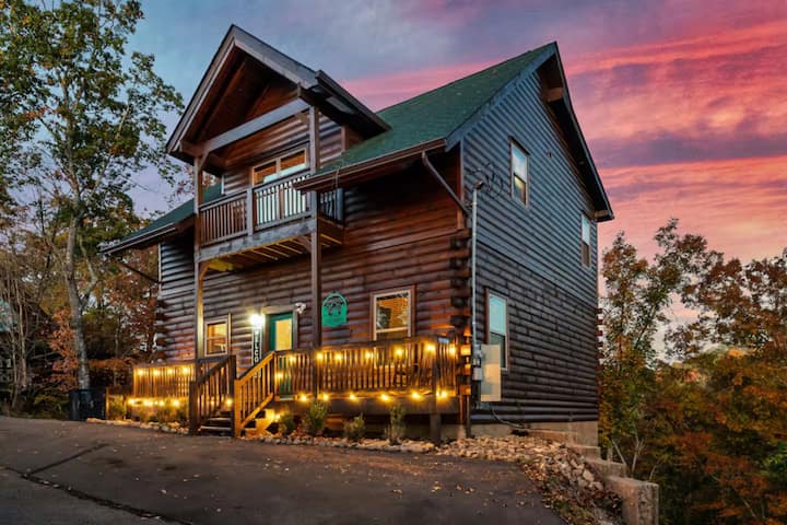 Scenic Log Retreat • Hottub, Indoor Pool & Dogs Ok - Sevierville, TN