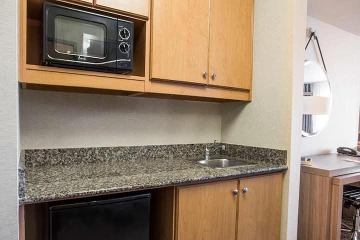Hawthorn | Standard Studio | Pool | Free Breakfast - Livermore, CA