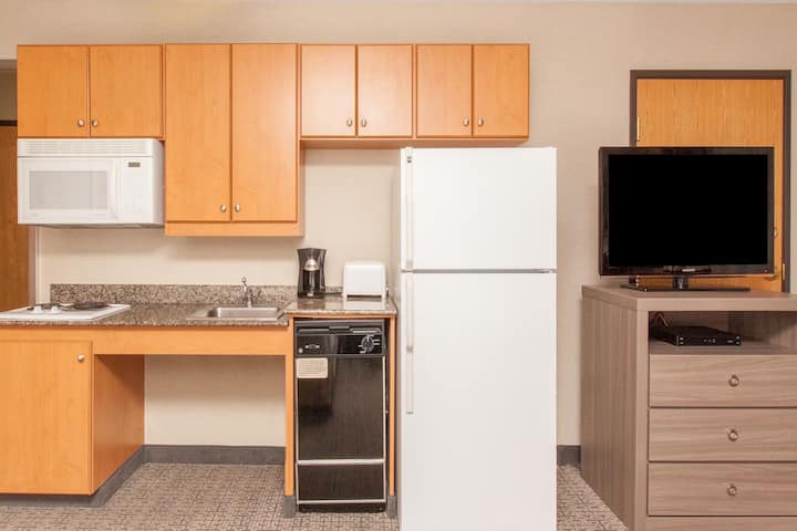 Hawthorn Suites | Kitchen Studio | Free Parking - Livermore, CA