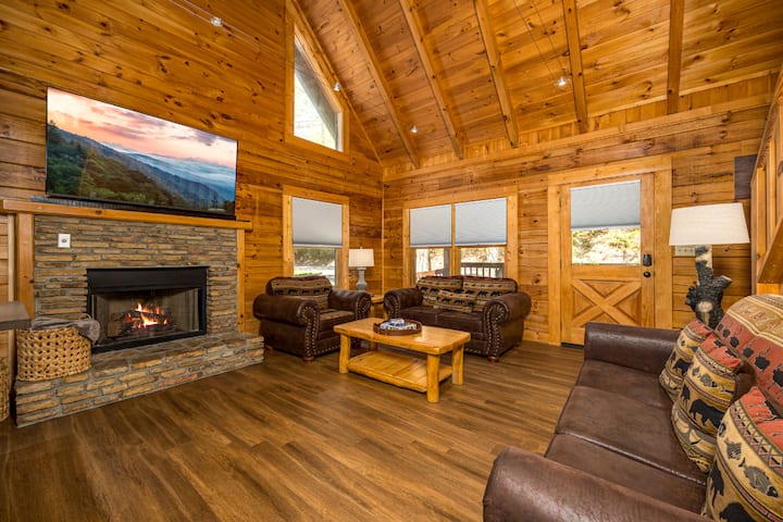 Relaxing 3bd Cabin Near Town! Hot Tub + Fireplace! - Pigeon Forge, TN