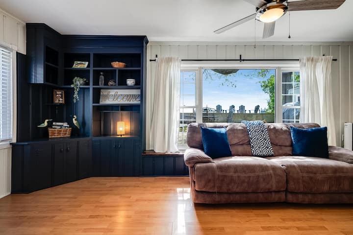 Point Pelee Waterfront | Firepit & Lake Views - Leamington