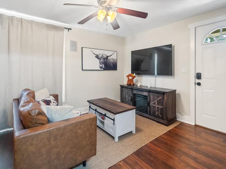 24th Street Perch | 1br King + Twin - Lincoln, NE