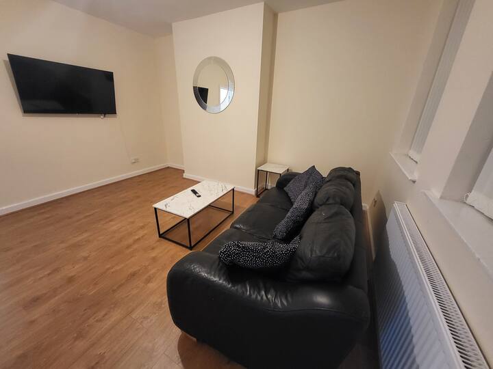 Modern 3-bedroom House W Private Parking - Sheffield