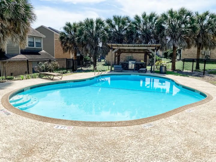 Spacious 3br Retreat With Pool & Prime Location - Tierra Verde, TX