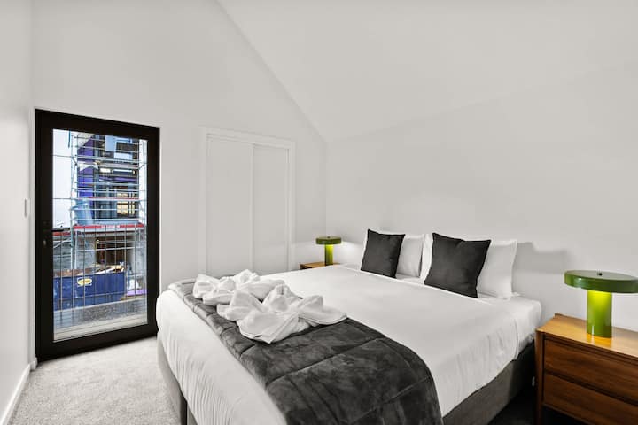 Ნათელი საძინებელი პლუშის საწოლით და აივანზე პირდაპირი გასასვლელით