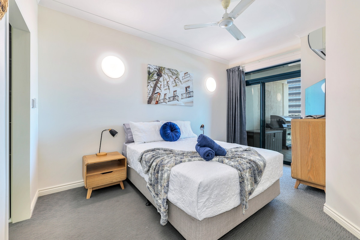 חדר שינה ראשי עם מיטת קווין סייז וחדר רחצה צמוד