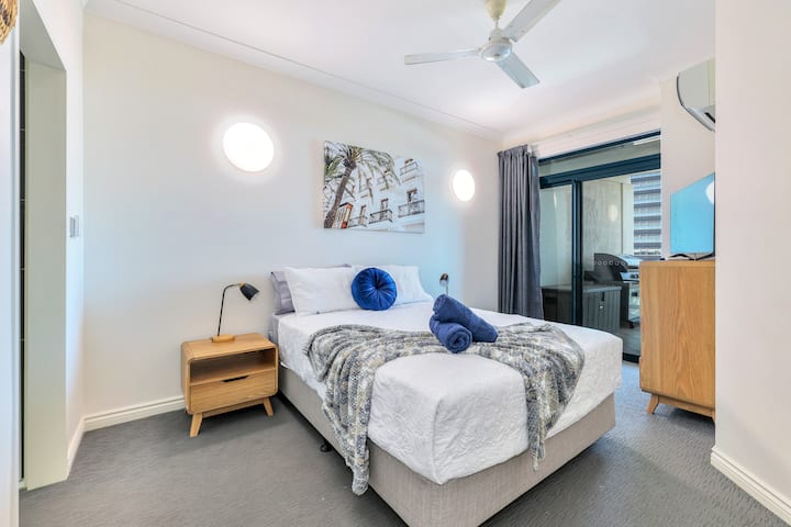 Основна спалня с двойно легло и баня