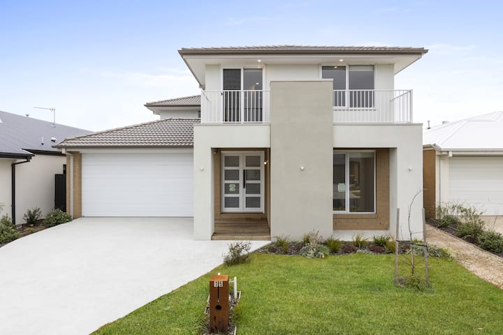 Family Home With Yard Near Armstrong Creek - Geelong