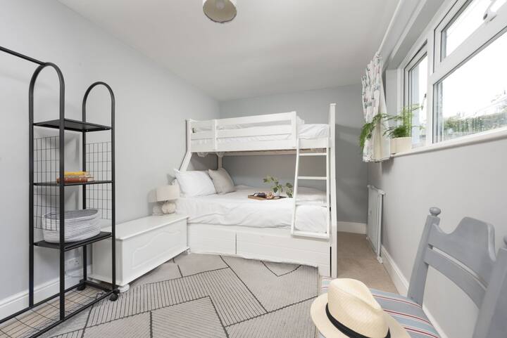 Chumba cha kulala cha 3 chenye vitanda vitatu, kitanda cha wawili chini na cha mtu mmoja juu - Trevethen Cottage